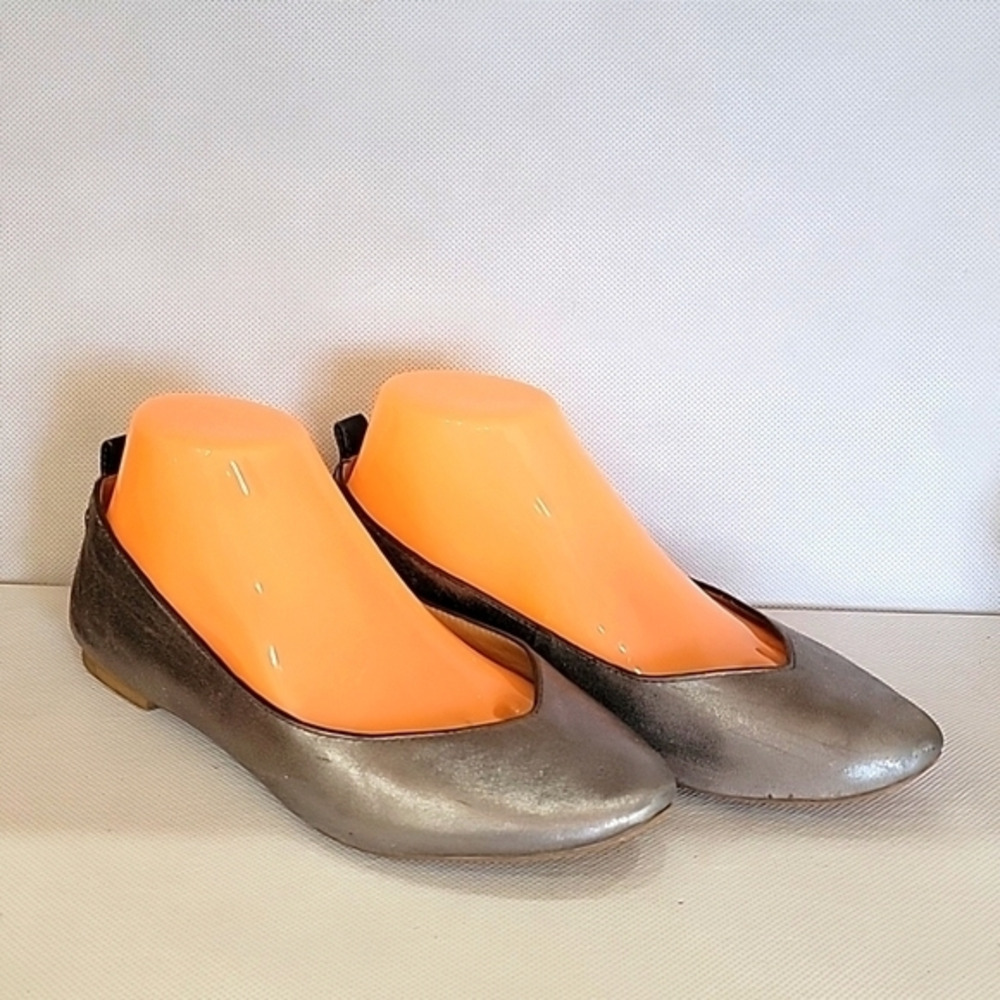 UGG SILVER LEATHER FLATS (sz 7-1/2)‎